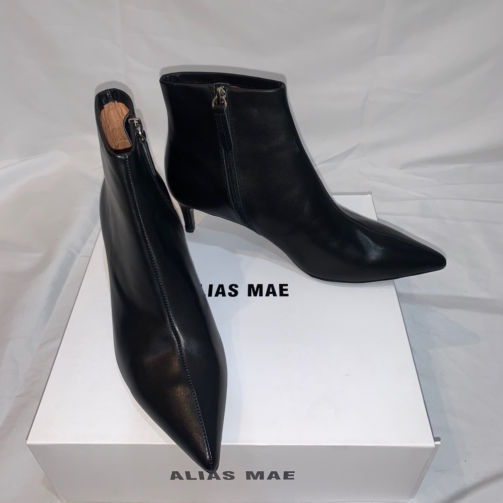 Black kitten heel pointed toe booties